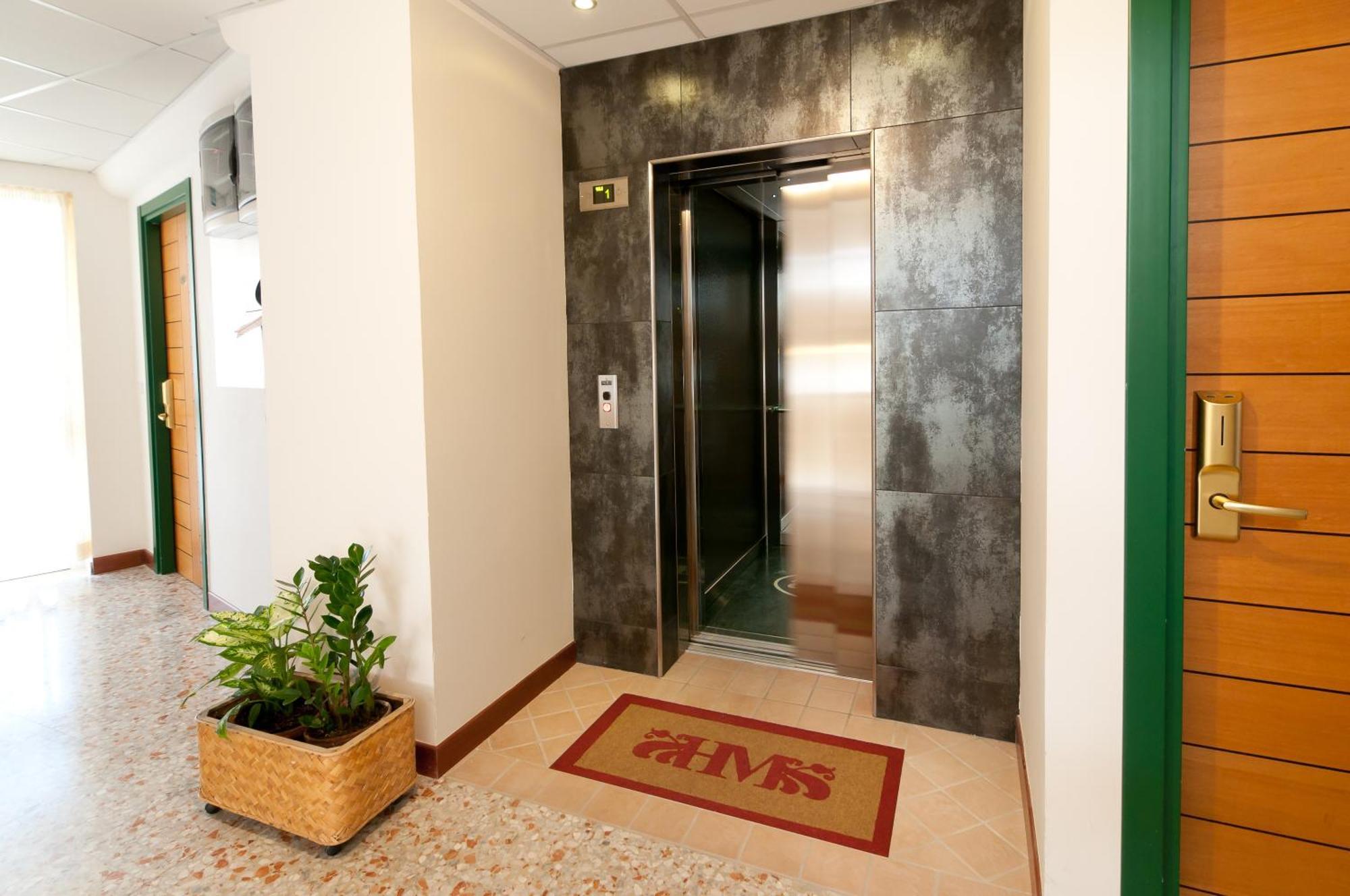 רוסולינה מארה Hotel Milan מראה חיצוני תמונה