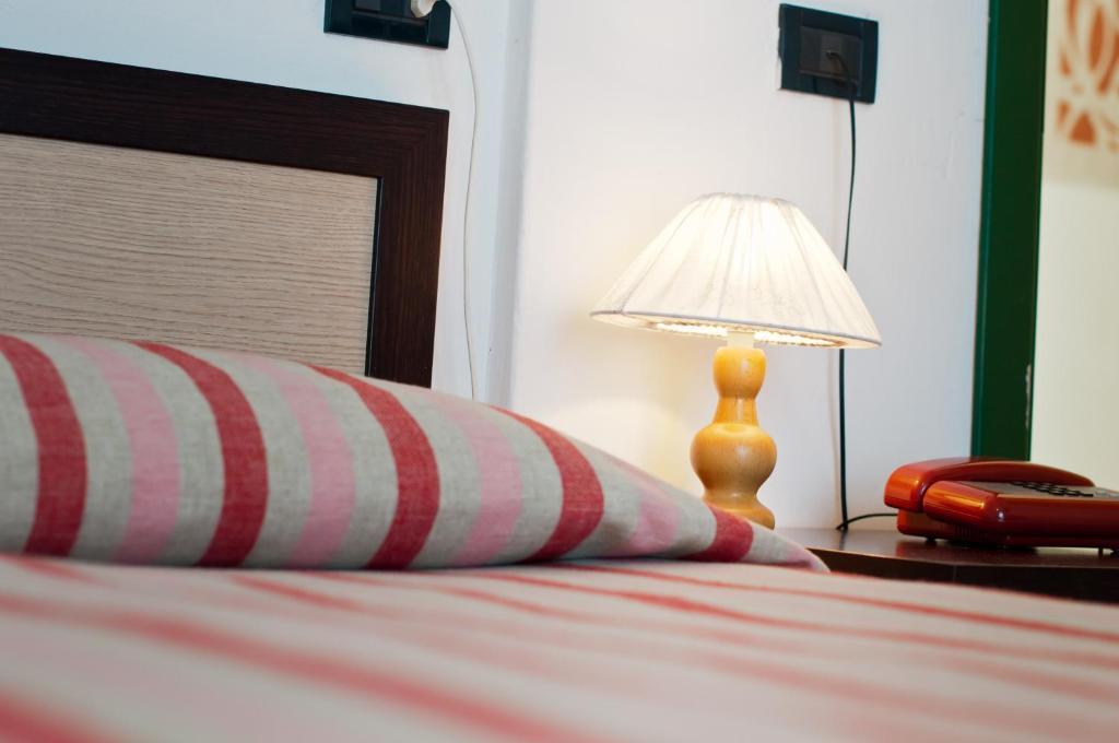 רוסולינה מארה Hotel Milan חדר תמונה