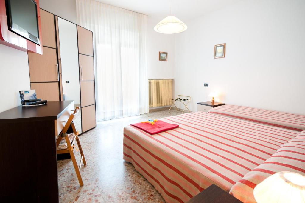 רוסולינה מארה Hotel Milan חדר תמונה